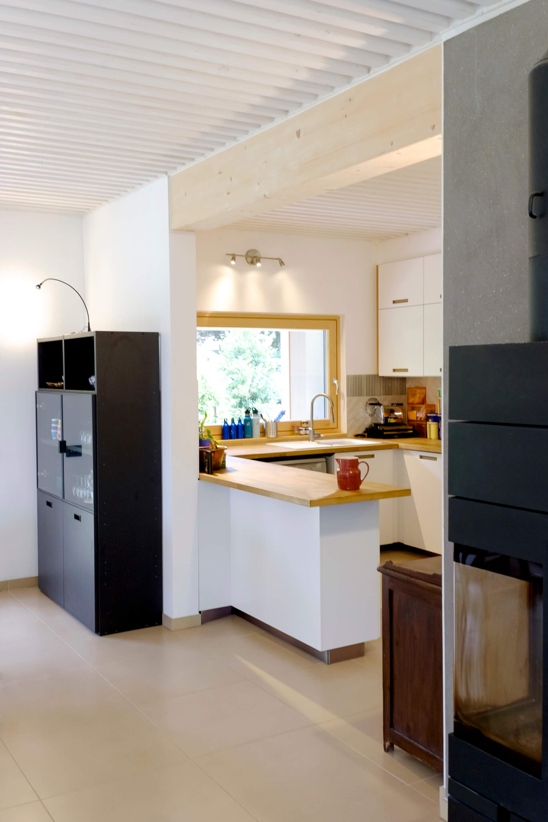 Ambiente interno casa passiva con finiture in legno