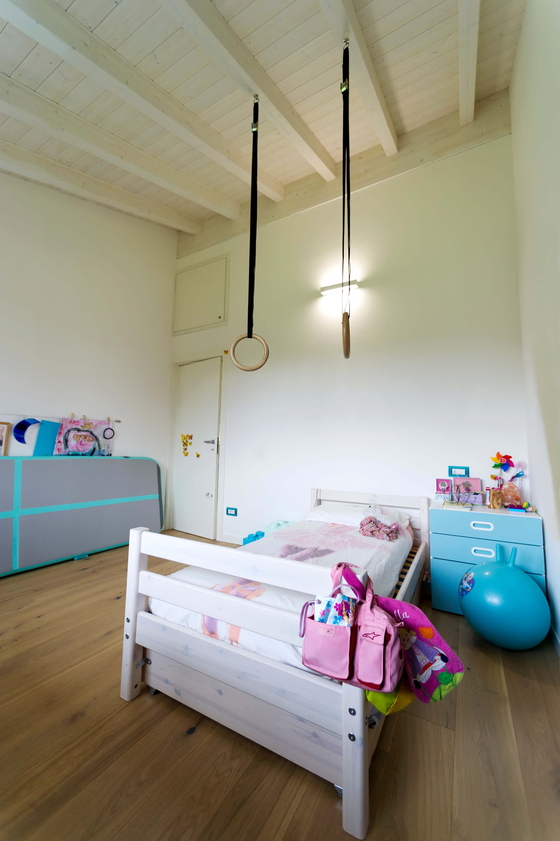 Camera da letto per bambini con finiture in legno