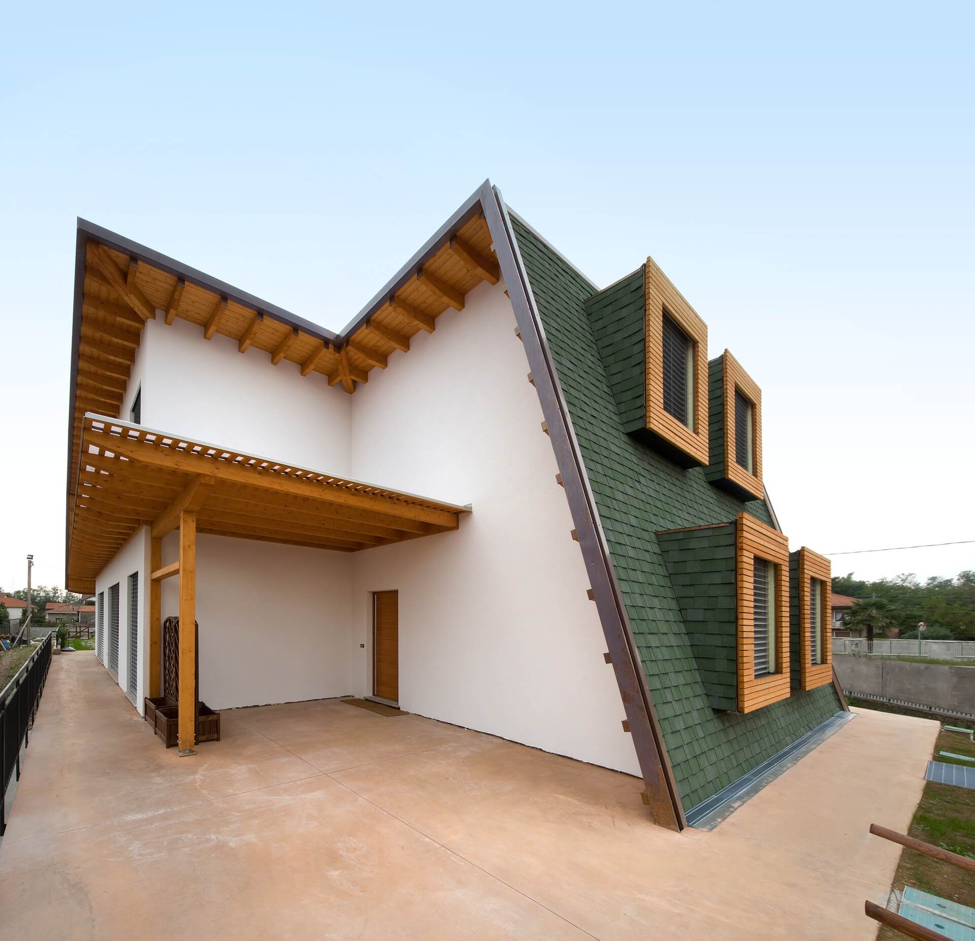 tetto e design moderno di una casa in legno ad emissioni zero