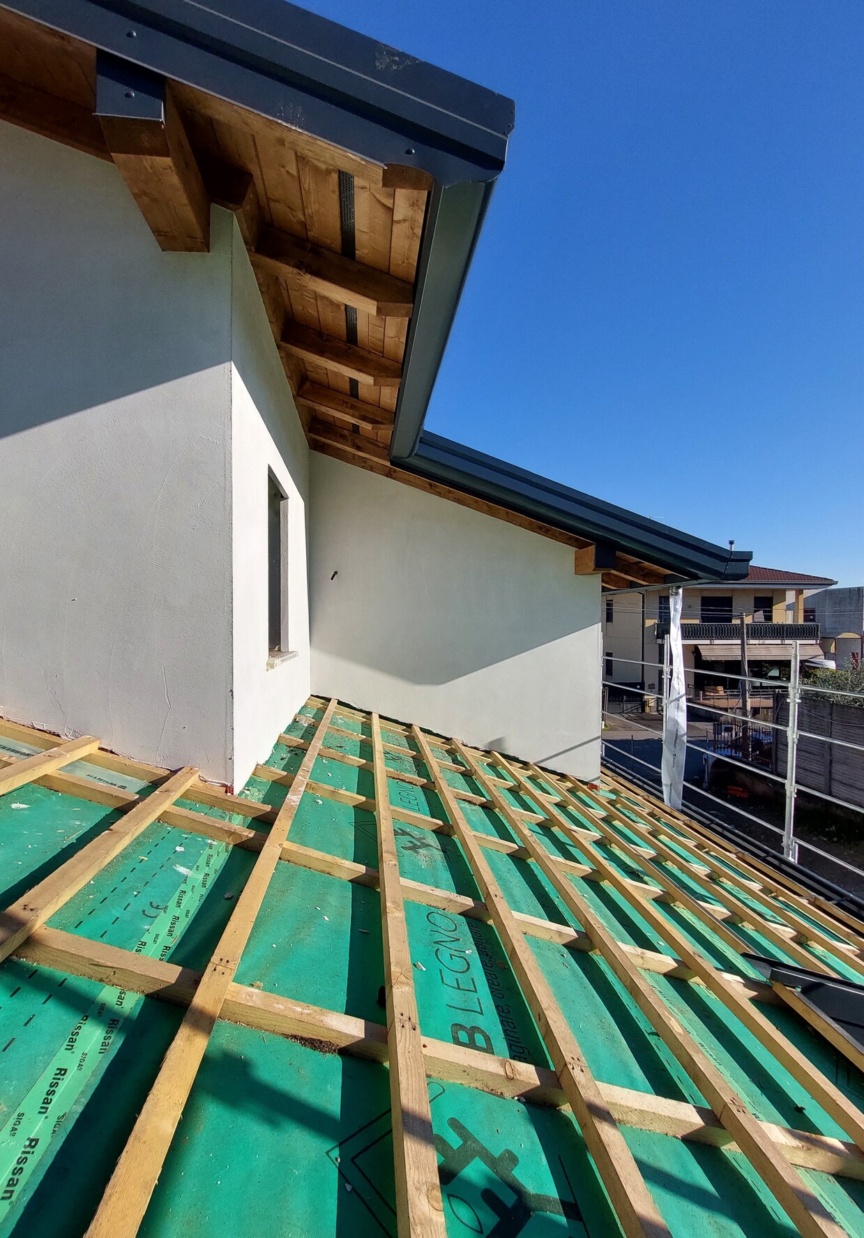 posa copertura edificio in legno unifamiliare a due piani a Meda 