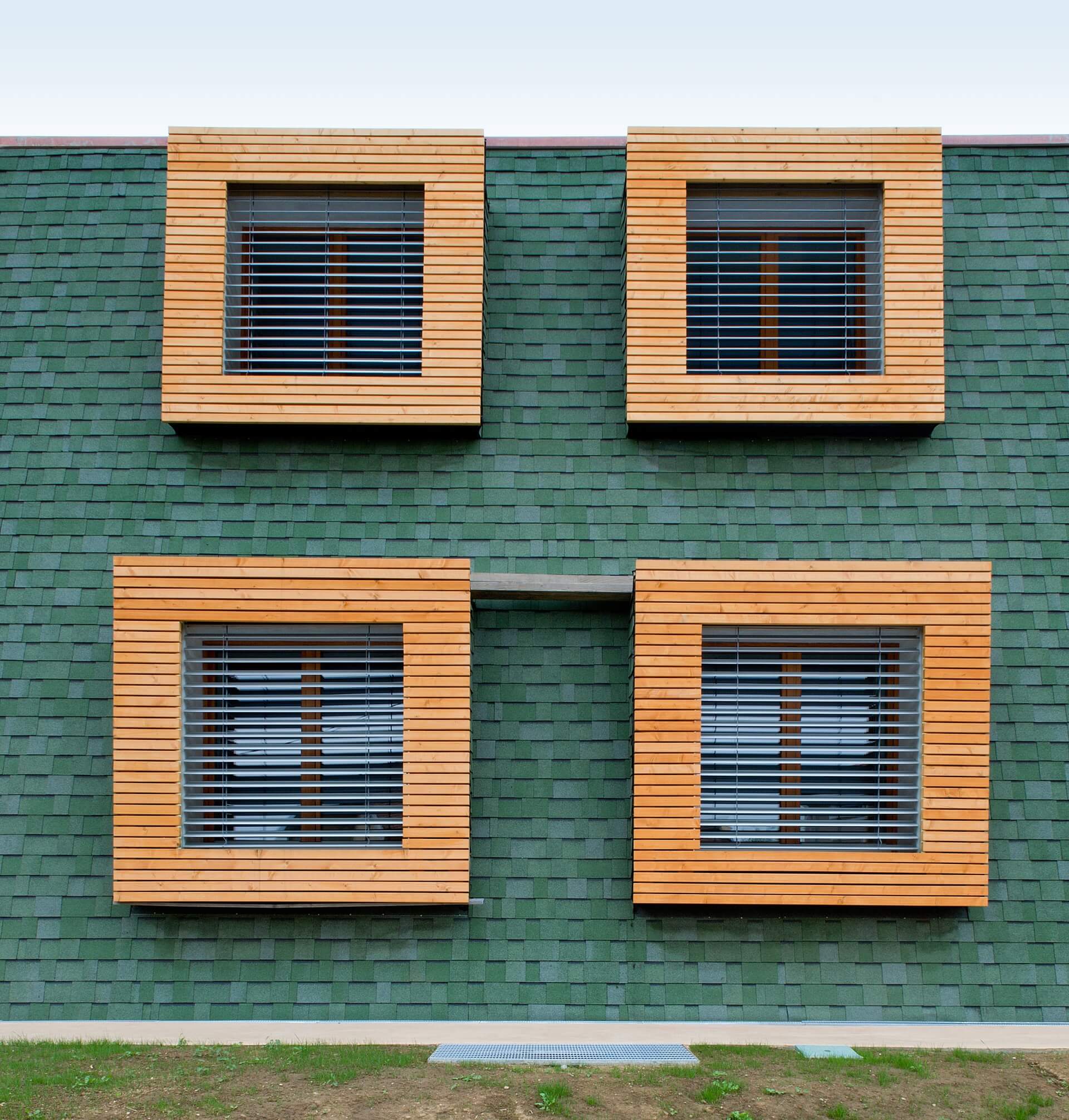 Dettagli finestre di una Casa a zero emissioni in legno