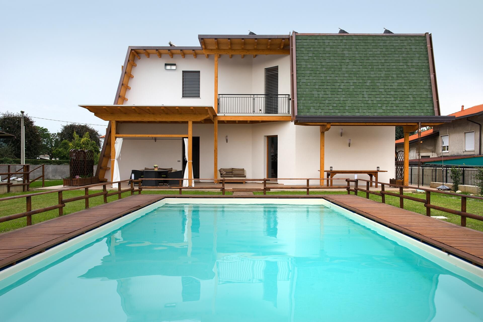 Piscina e casa in legno