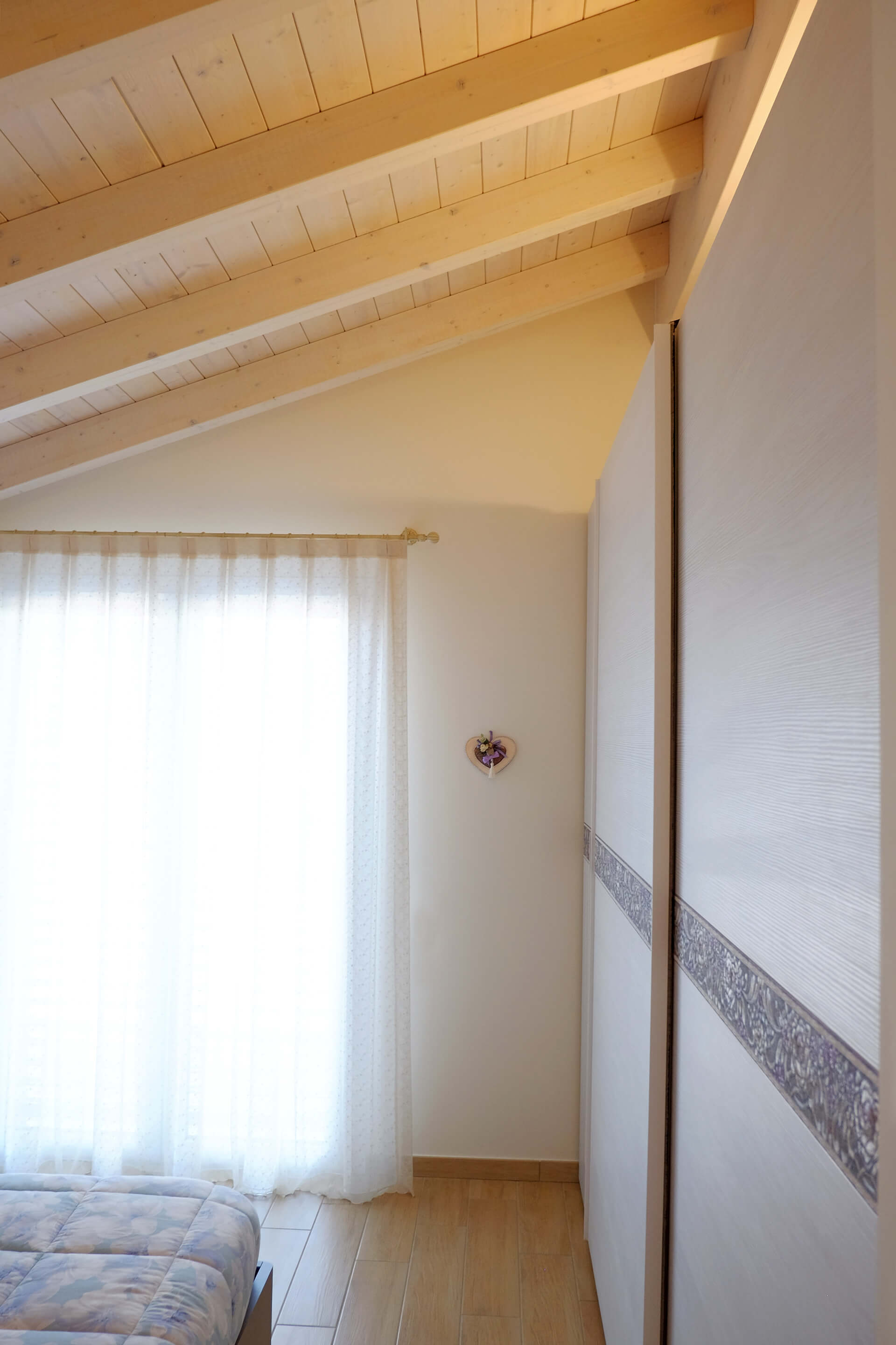 Soffitto con travi in legno