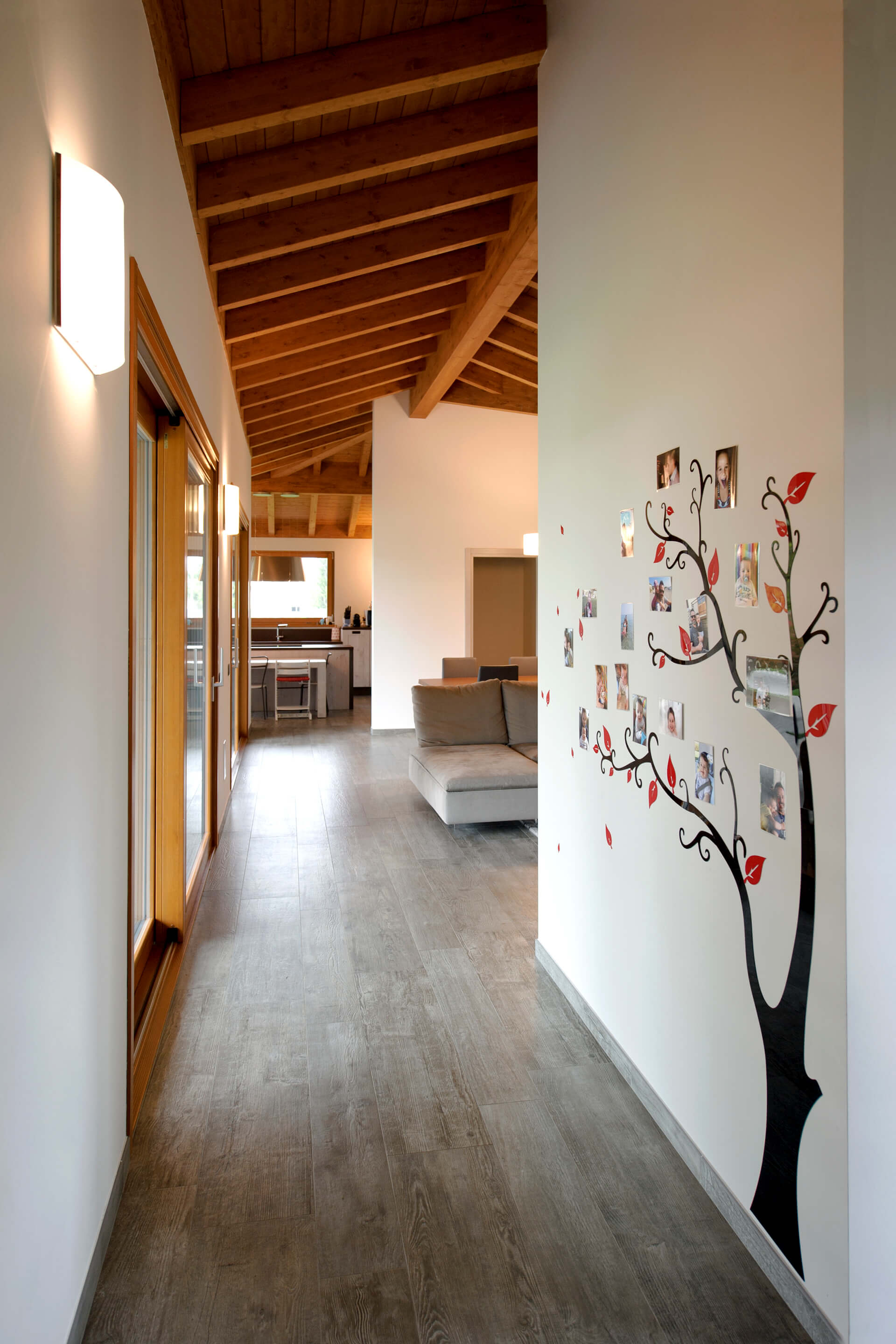 Interni moderni in legno e ambiente chic per la villa