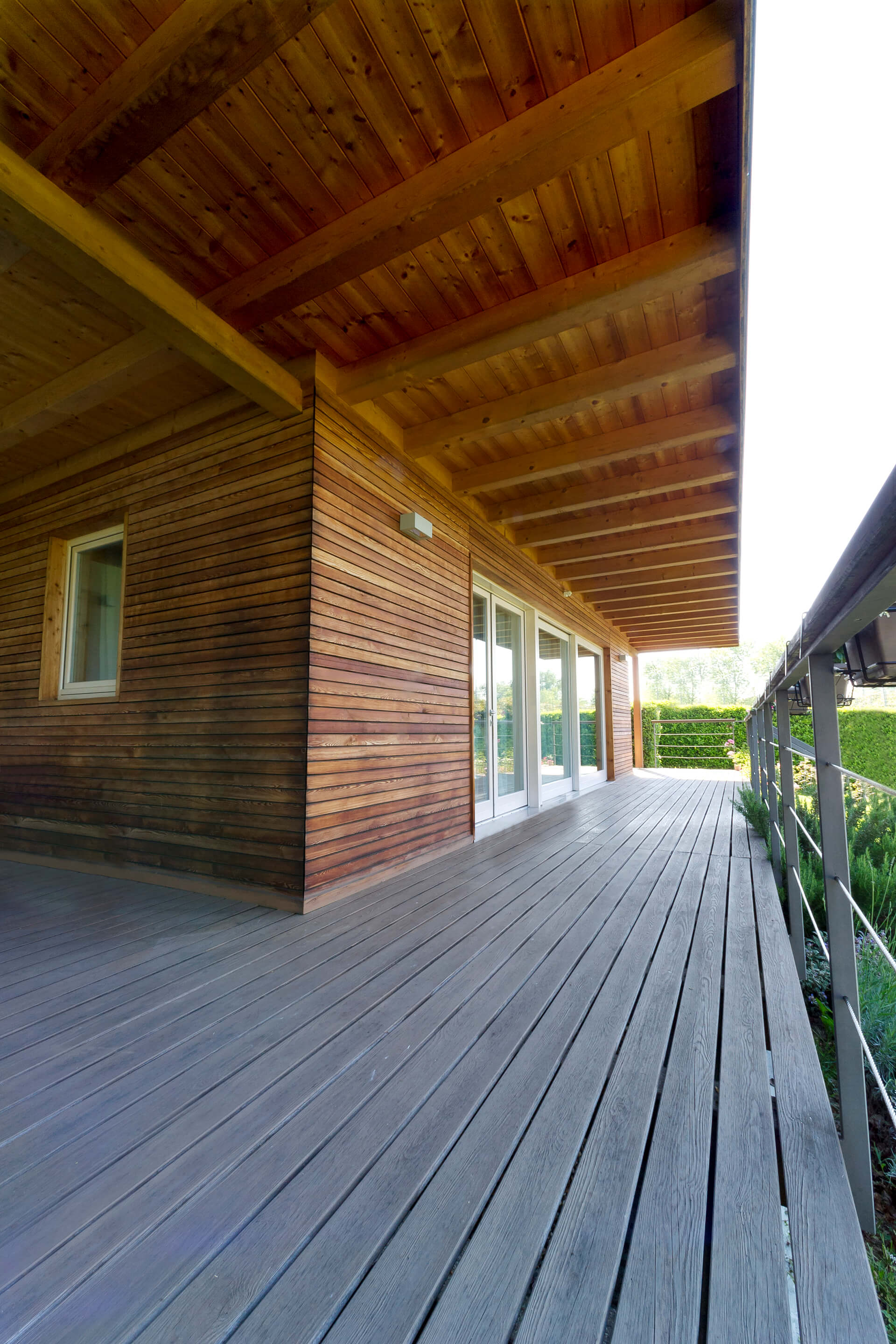 Ingresso in legno di una Casa parassita - Varese
