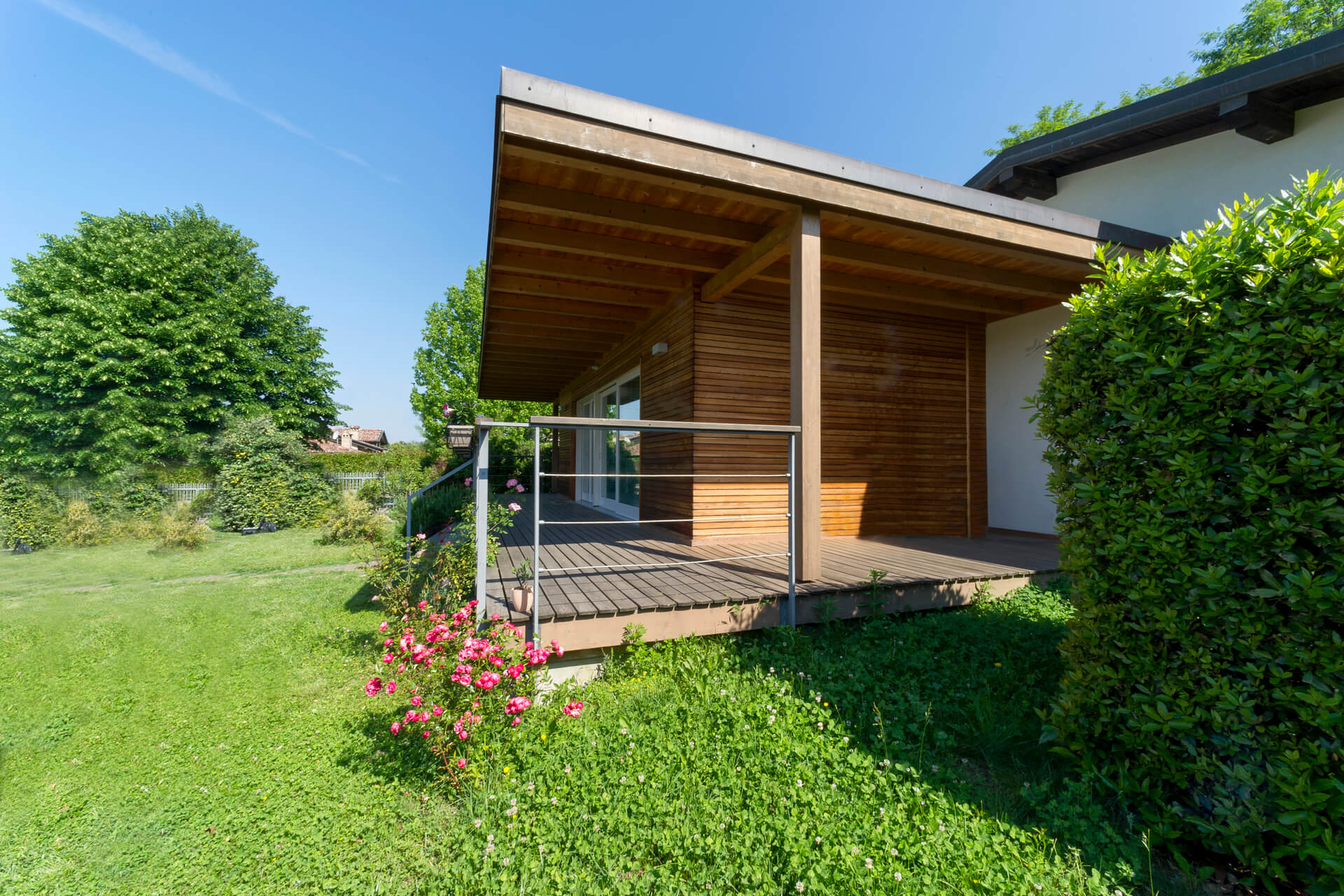 Vista dal giardino di una casa parassita in legno