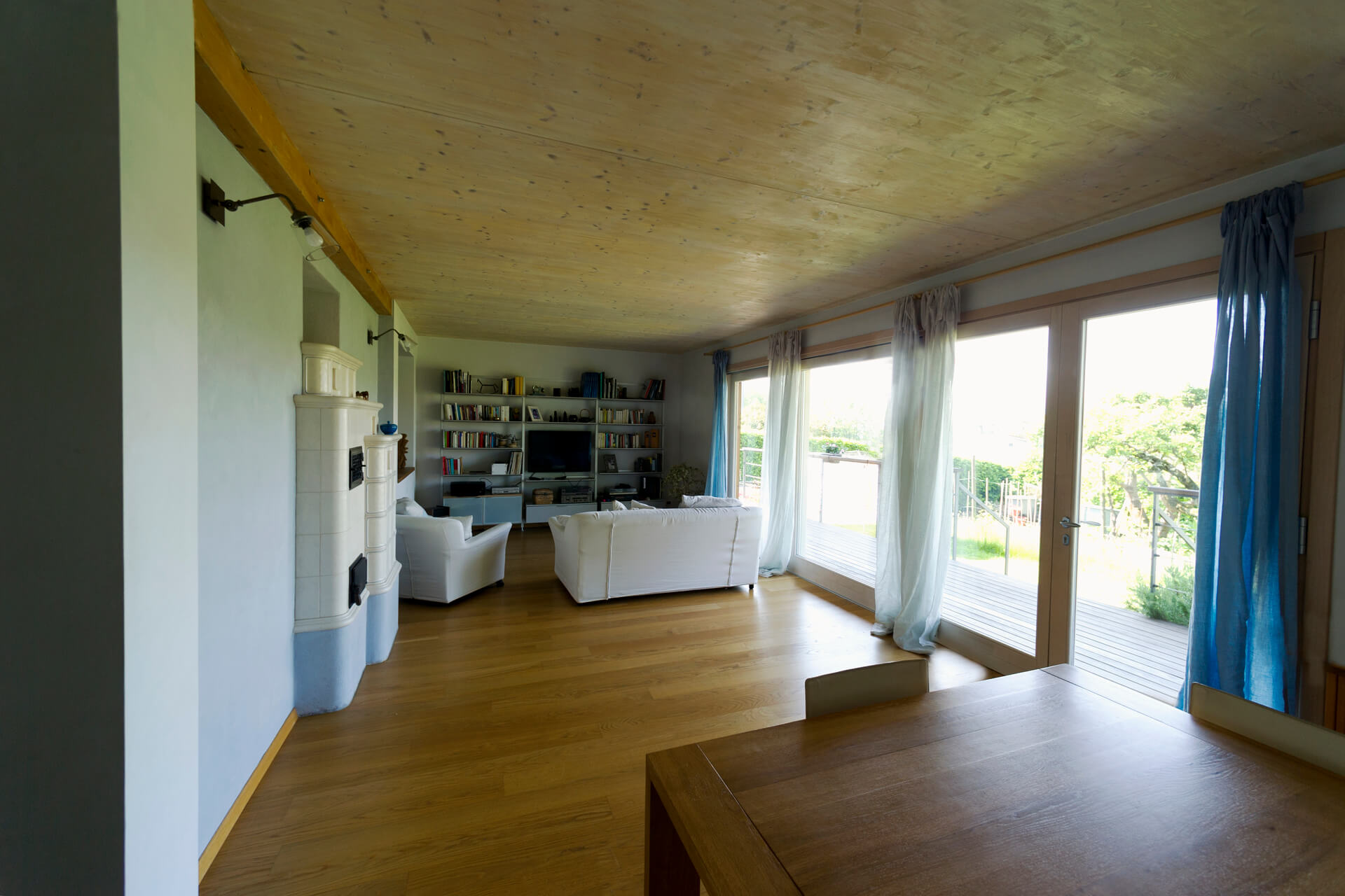 Luminosità ed ambienti caldi dio una casa parassita in legno di varese