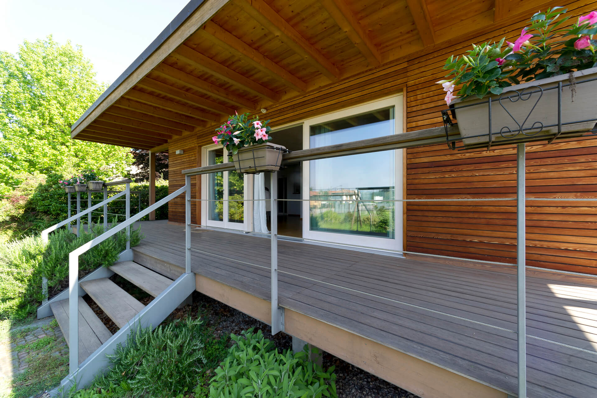 Ingresso di casa parassita in legno a varese