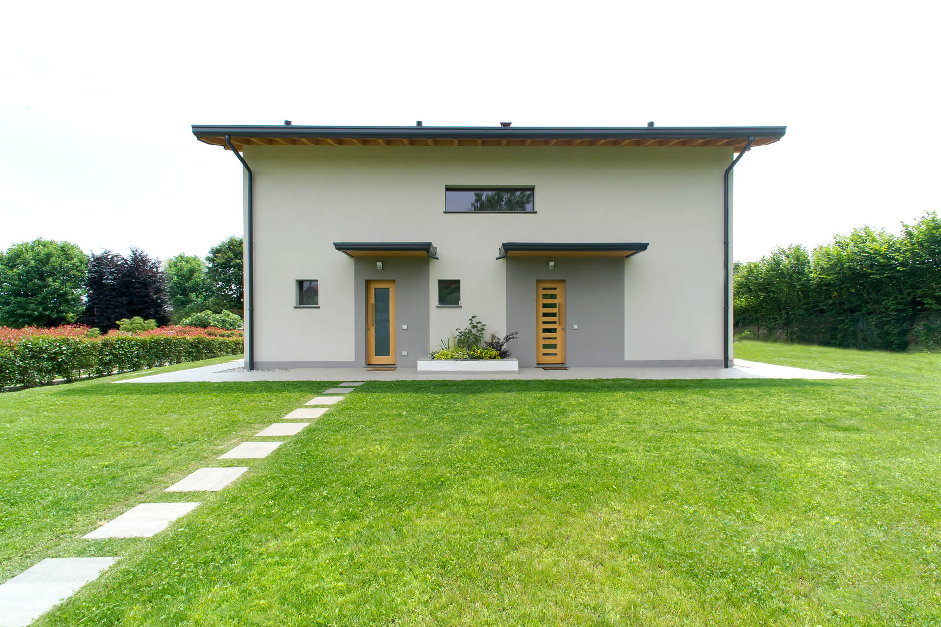 Vista frontale di Casa Passiva in campagna a Invorio (No)