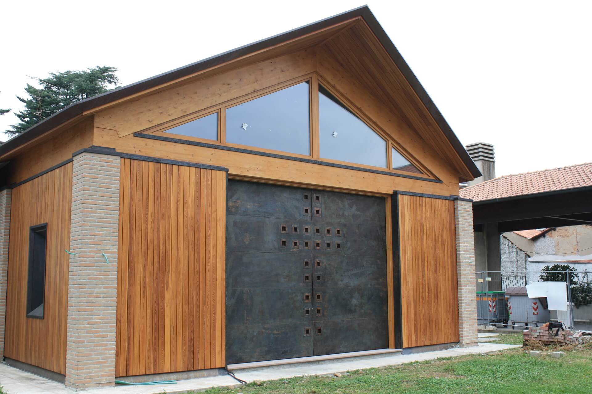 vista laterale Chiesa con struttura in legno - Cerro Maggiore