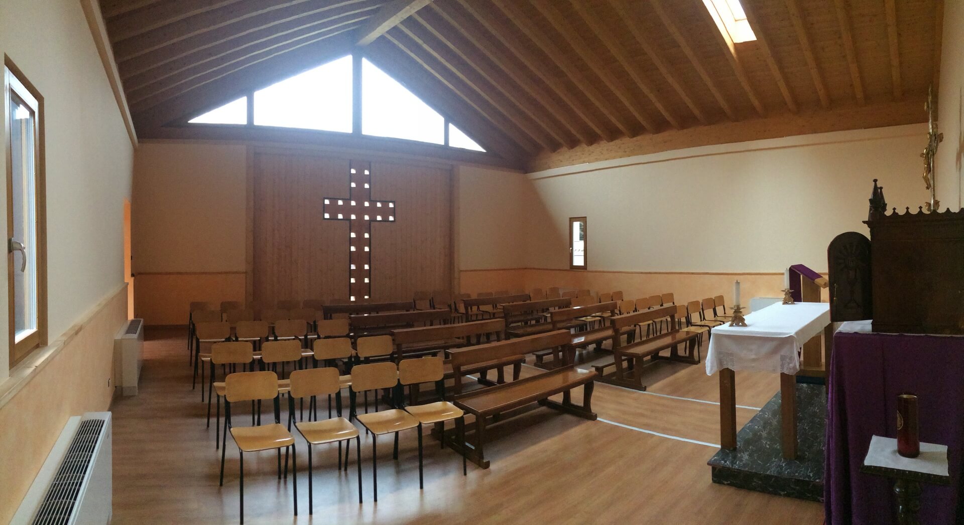 Ambiente confortevole chiesa in legno
