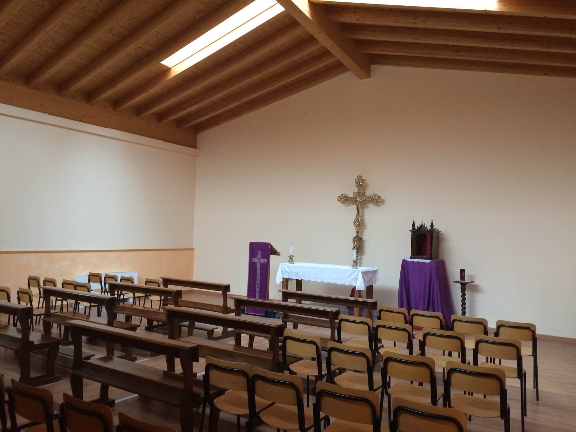 Altare e struttura tetto chiesa in legno