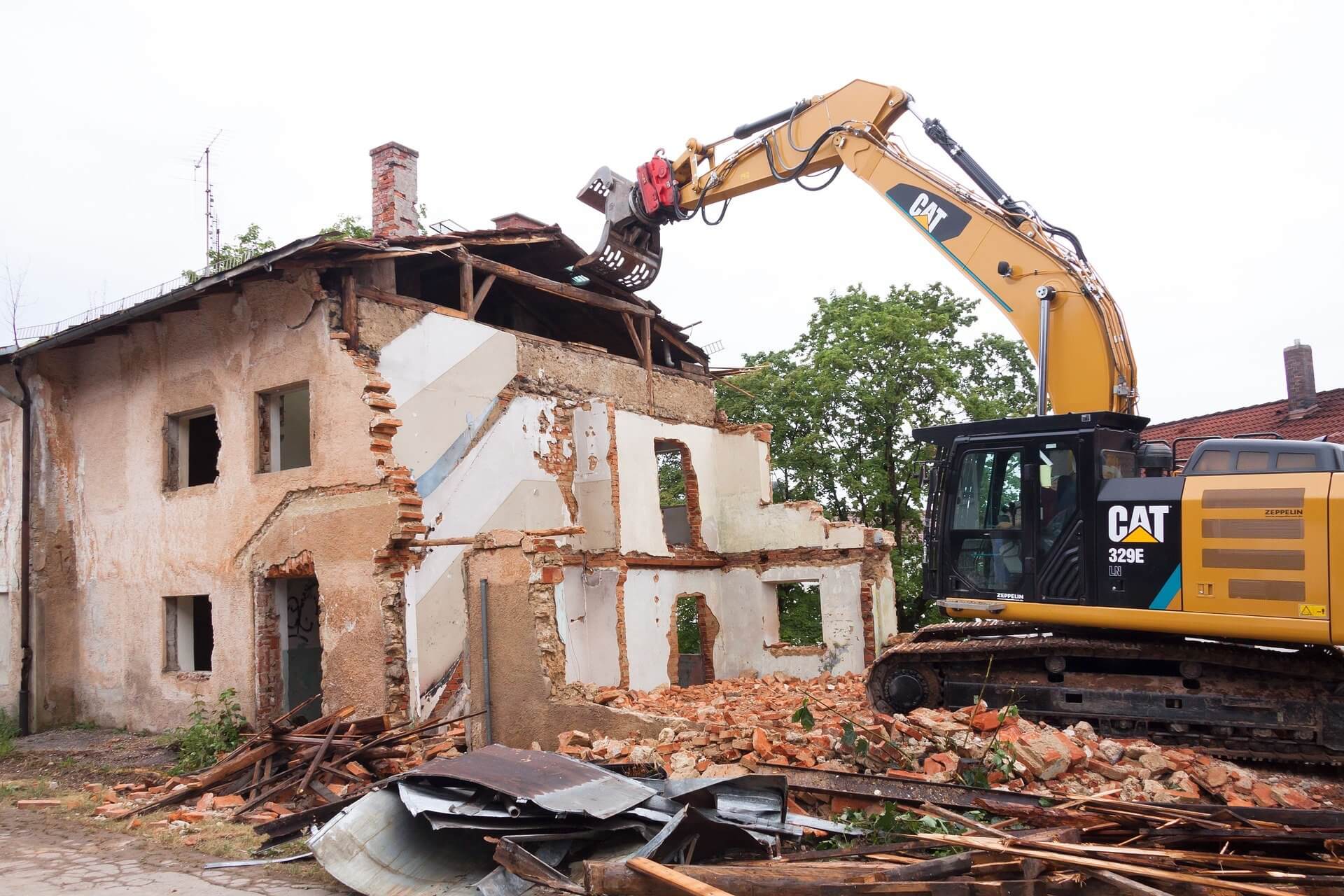 demolizione di vecchia casa per costruirne una nuova in legno con bonus edilizi