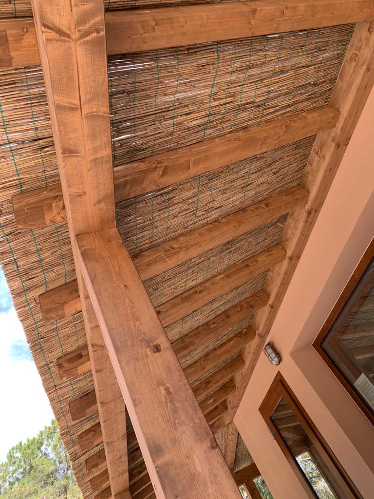 Portico in lamellare con ombreggiamento in canne di bambù