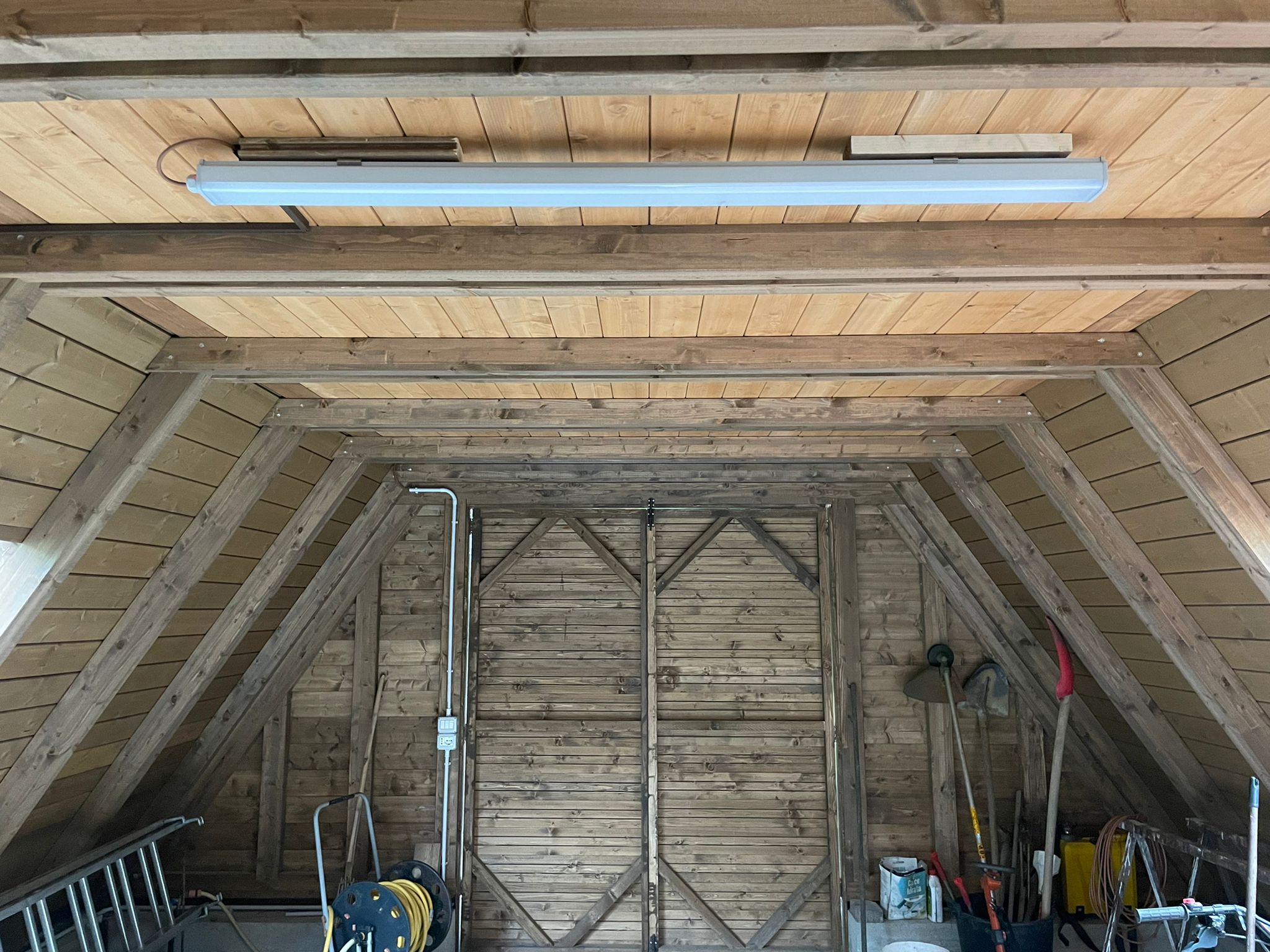 stalla triangolare in legno 