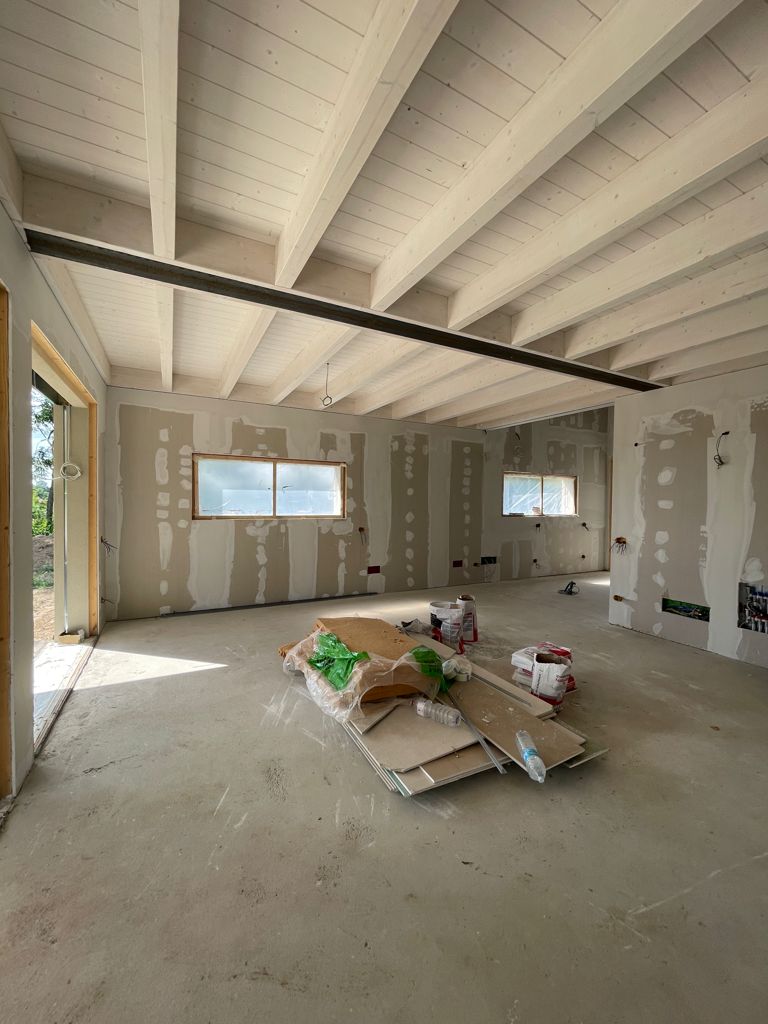 interni casa in legno con pareti posate 