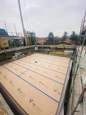 posa solaio e copertura di una casa in legno a due piani