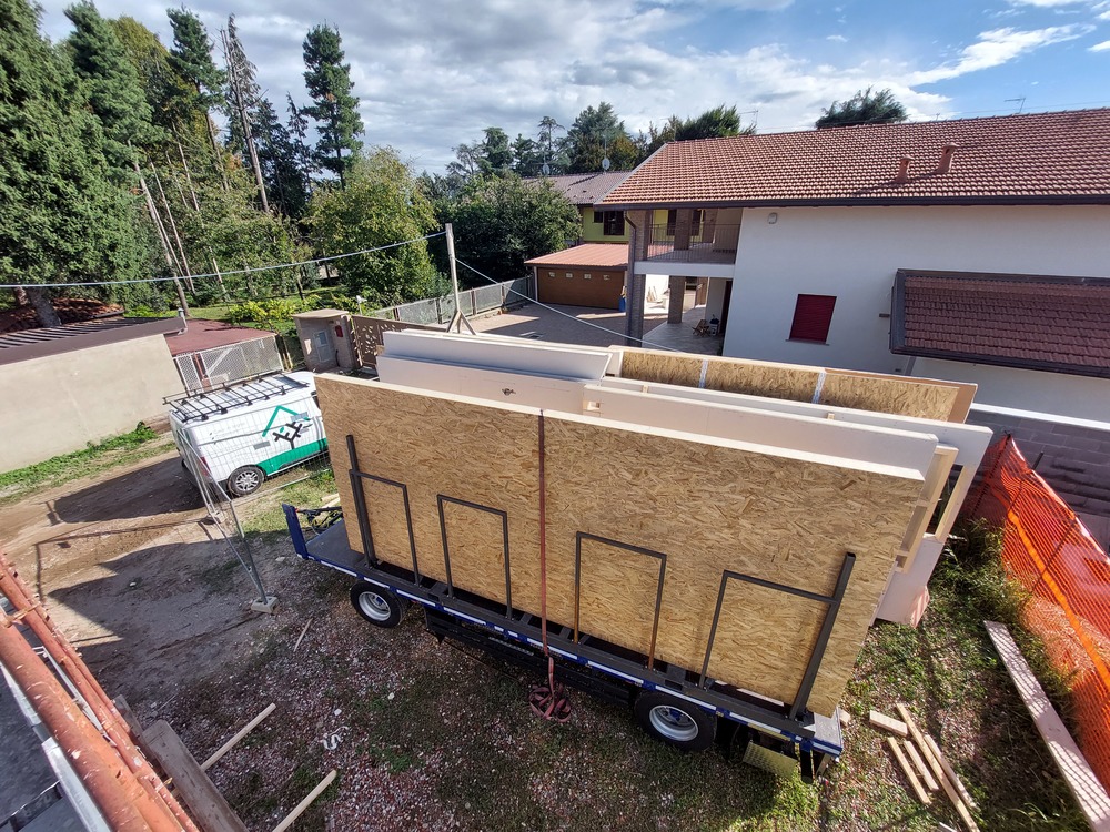 posa pareti casa in legno a due piani