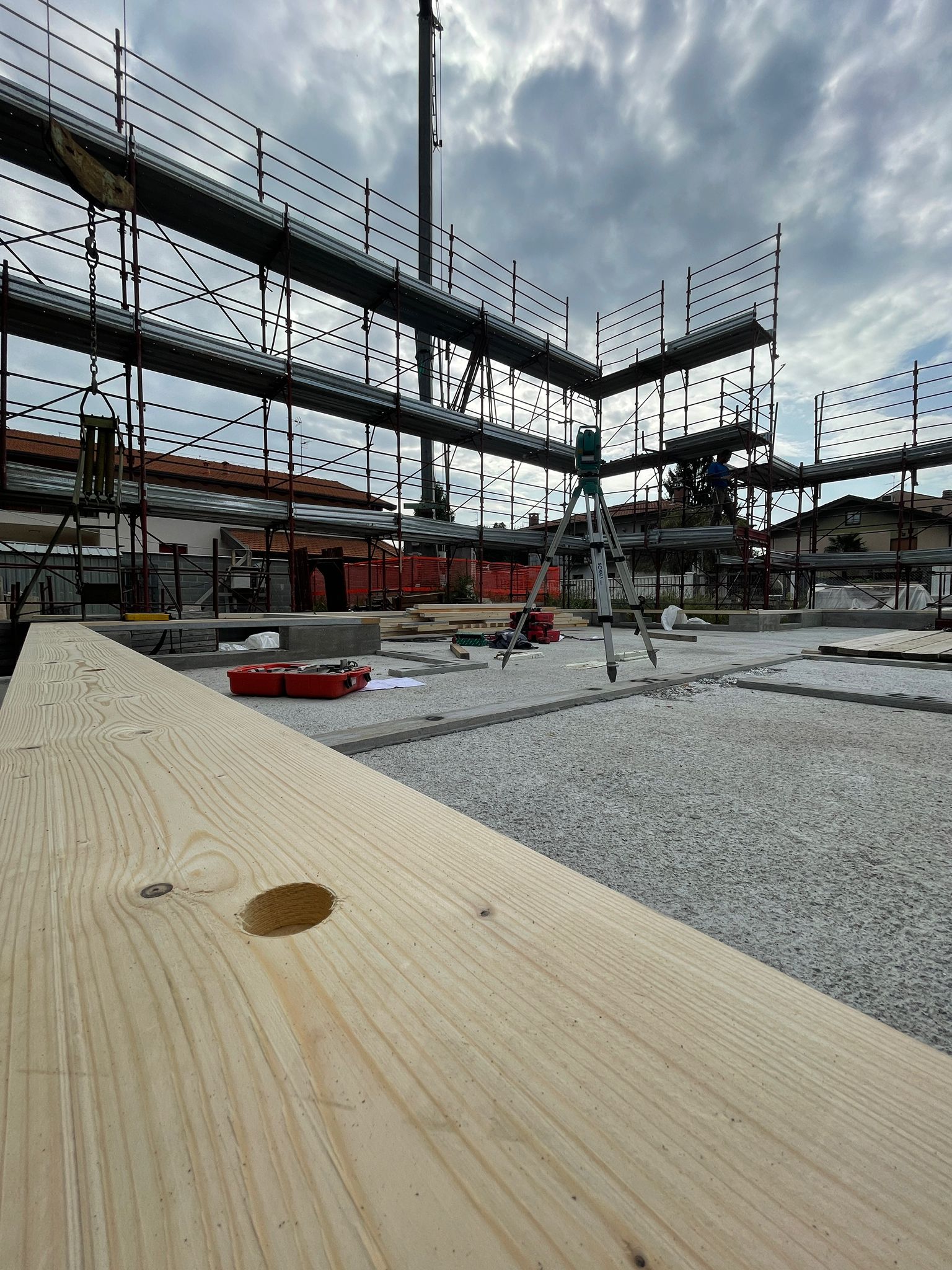 tracciamento dormienti fondazioni casa in legno unifamiliare a Fagnano Olona