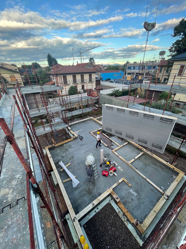 posa pareti casa in legno a due piani a Fagnano Olona