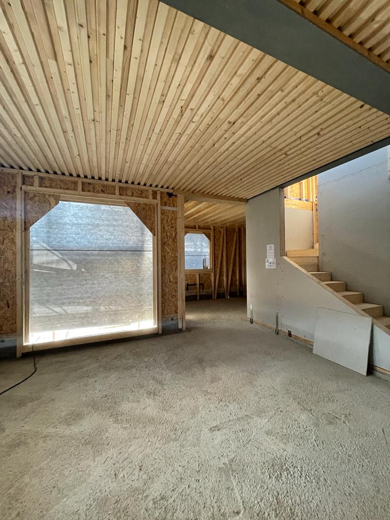 interni grezzi della casa in legno a due piani a Fagnano Olona