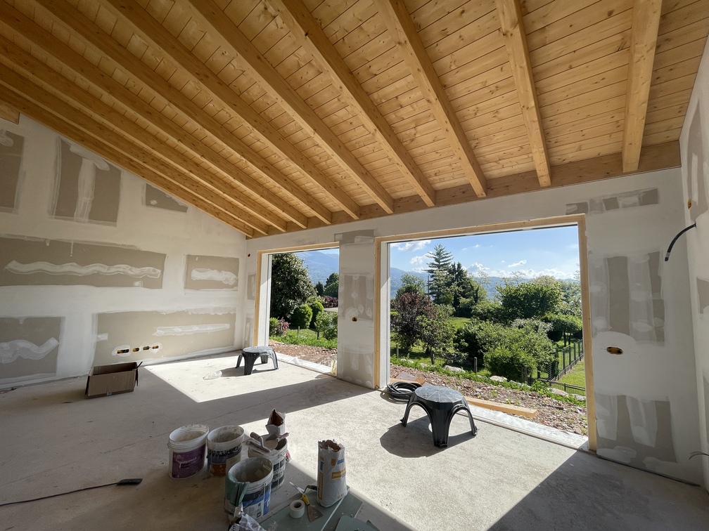 cantiere di casa in legno con tetto in legno a vista