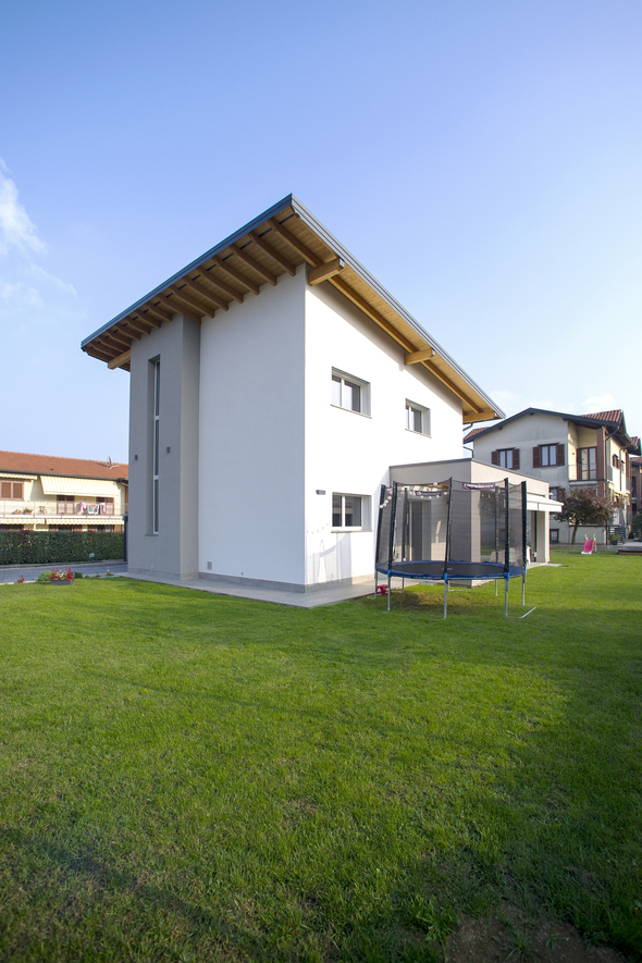 Edificio unifamiliare a due piani in bioedilizia