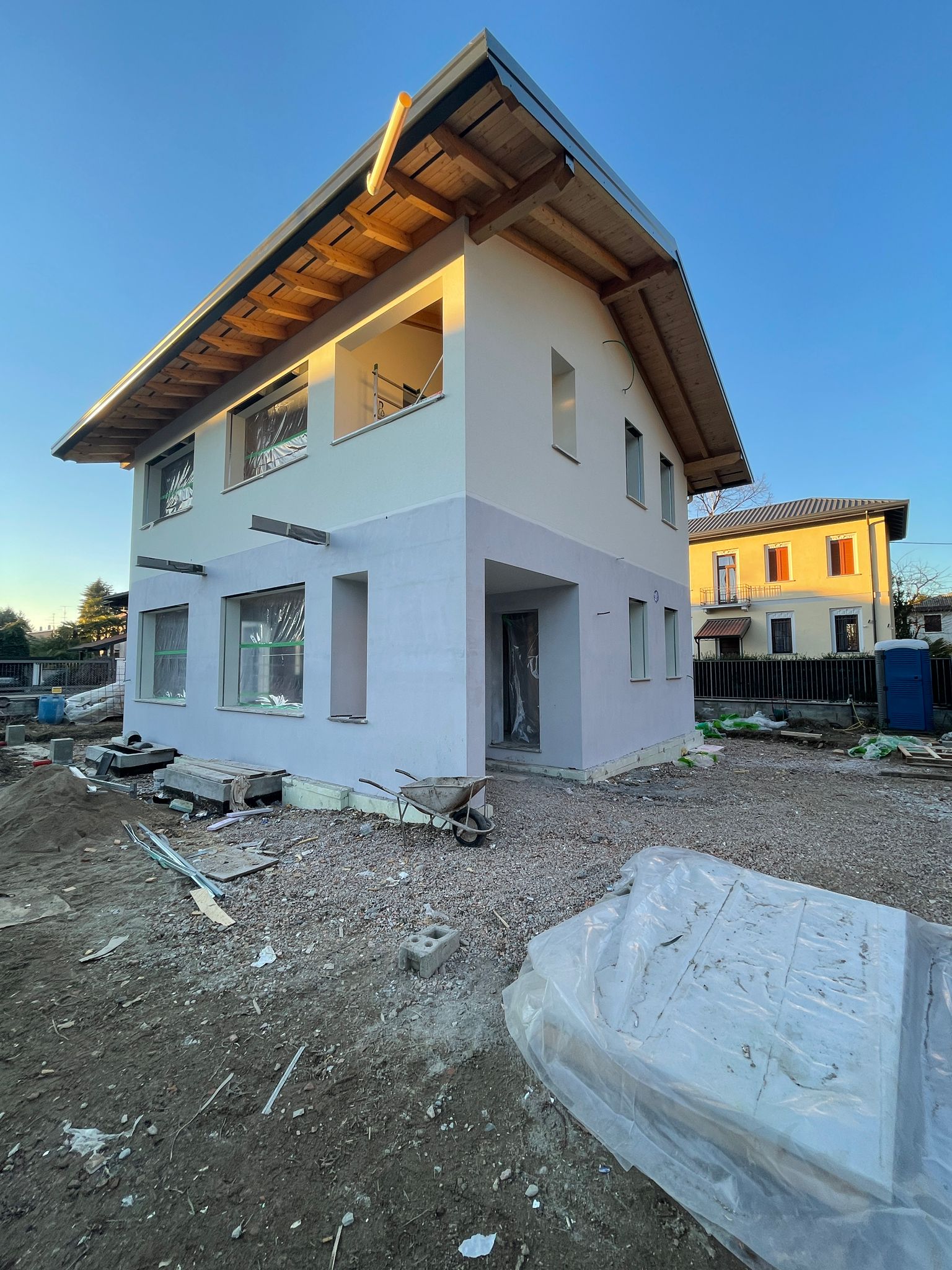 casa in legno a due piani a Fagnano Olona