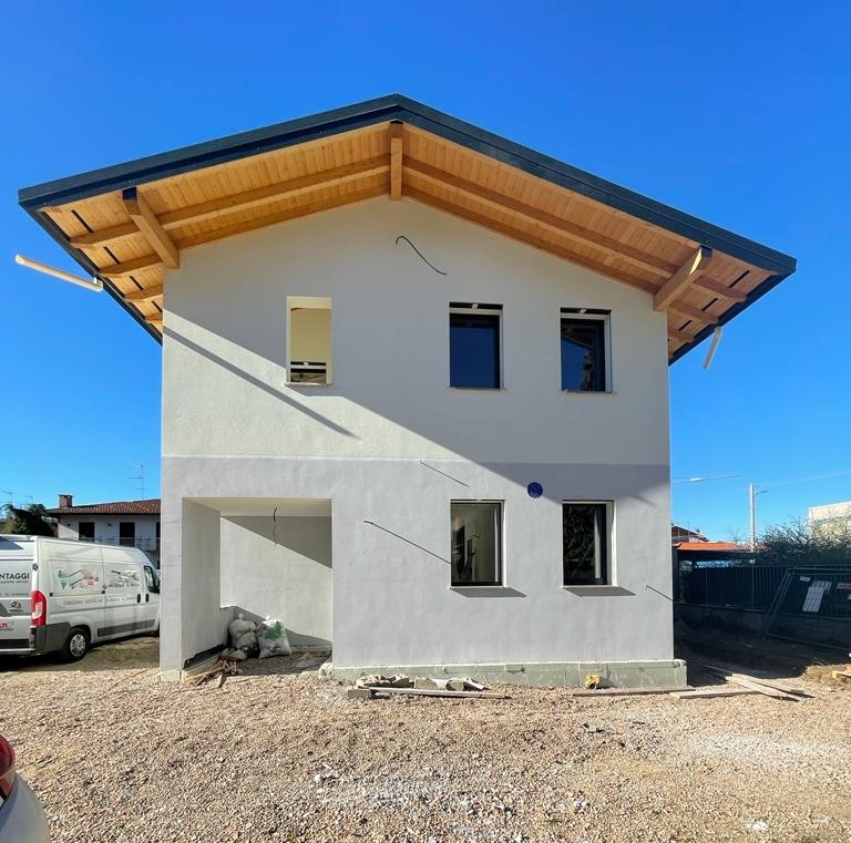 Edificio unifamiliare a due piani in bioedilizia