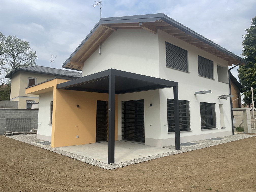 Edificio unifamiliare a due piani in bioedilizia