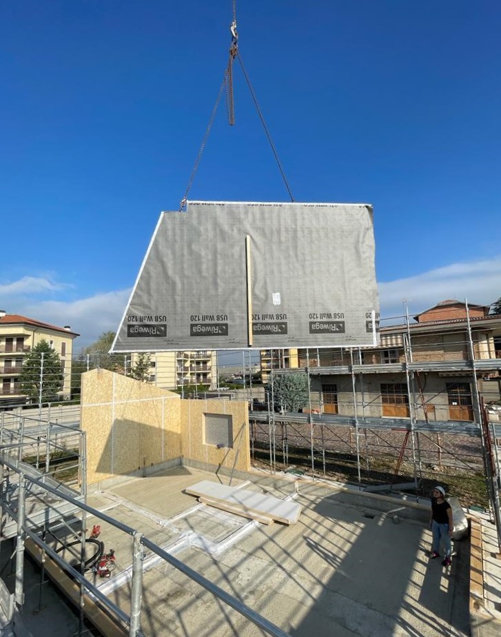 posa pareti edificio in legno unifamiliare a due piani a Meda 