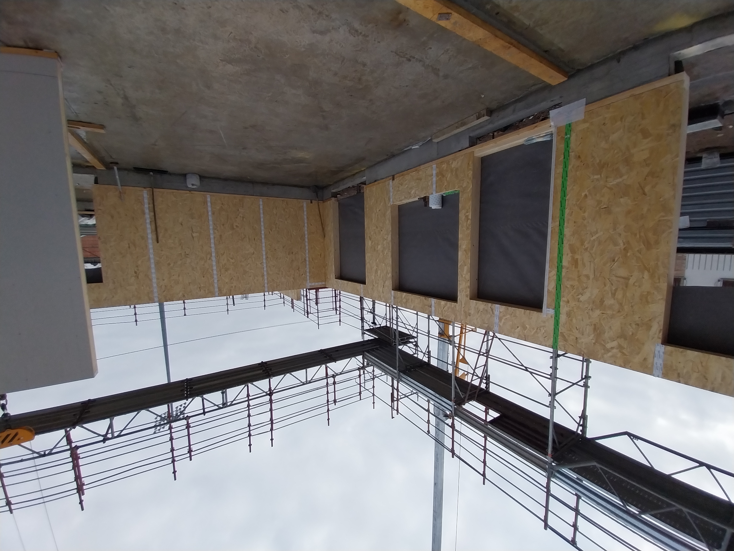 posa dei pannelli in legno grezzo