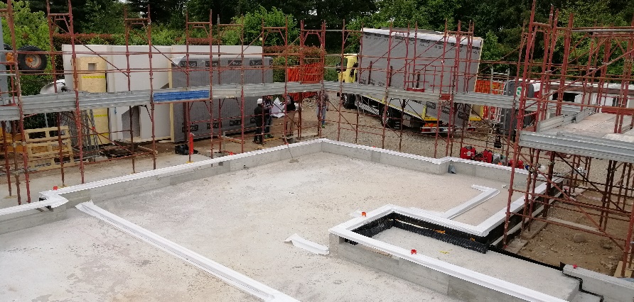 Realizzazione di cordolo in cemento armato per attacco a terra case in legno